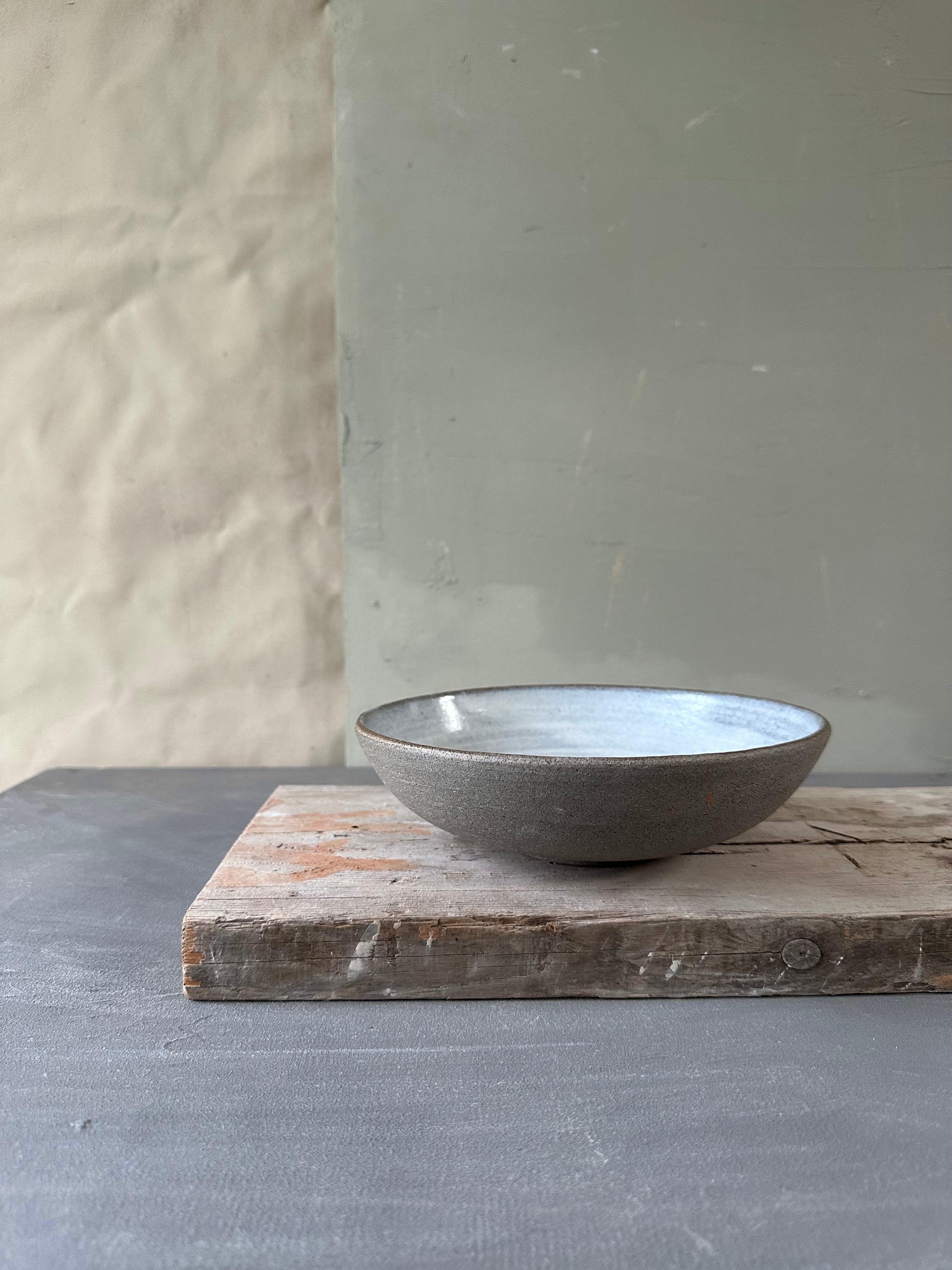 set van grijs steengoed servies voorzien van natuurlijk glazuur