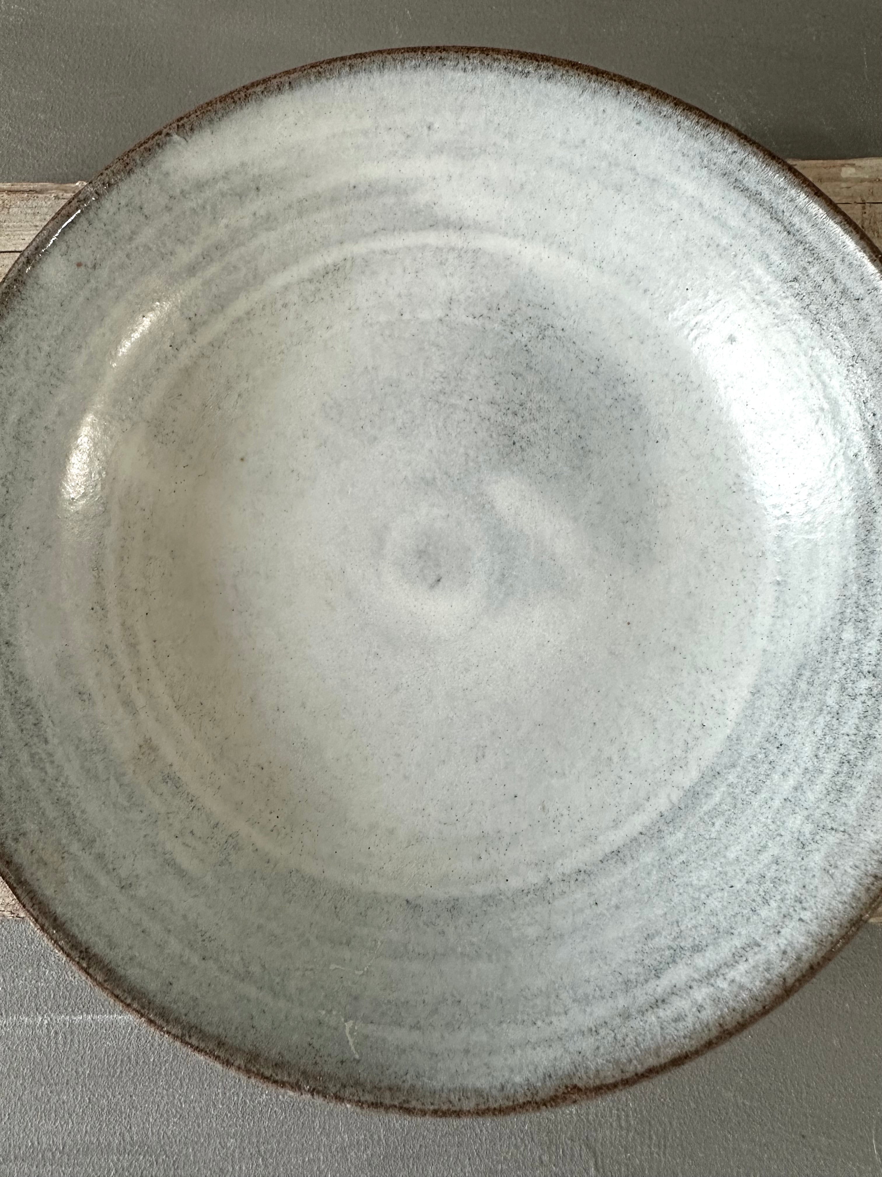 set van grijs steengoed servies voorzien van natuurlijk glazuur