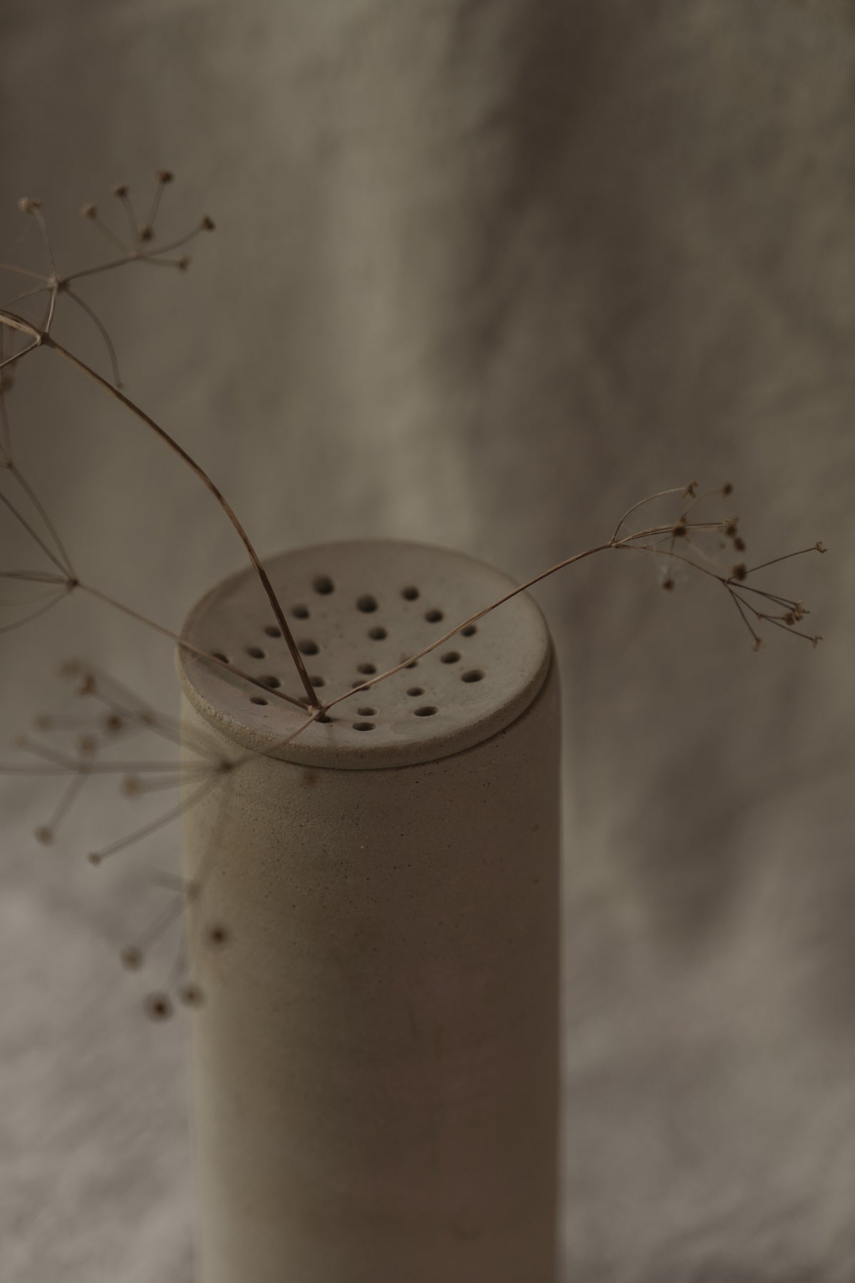 Hoge vaas met losse bloemen steker