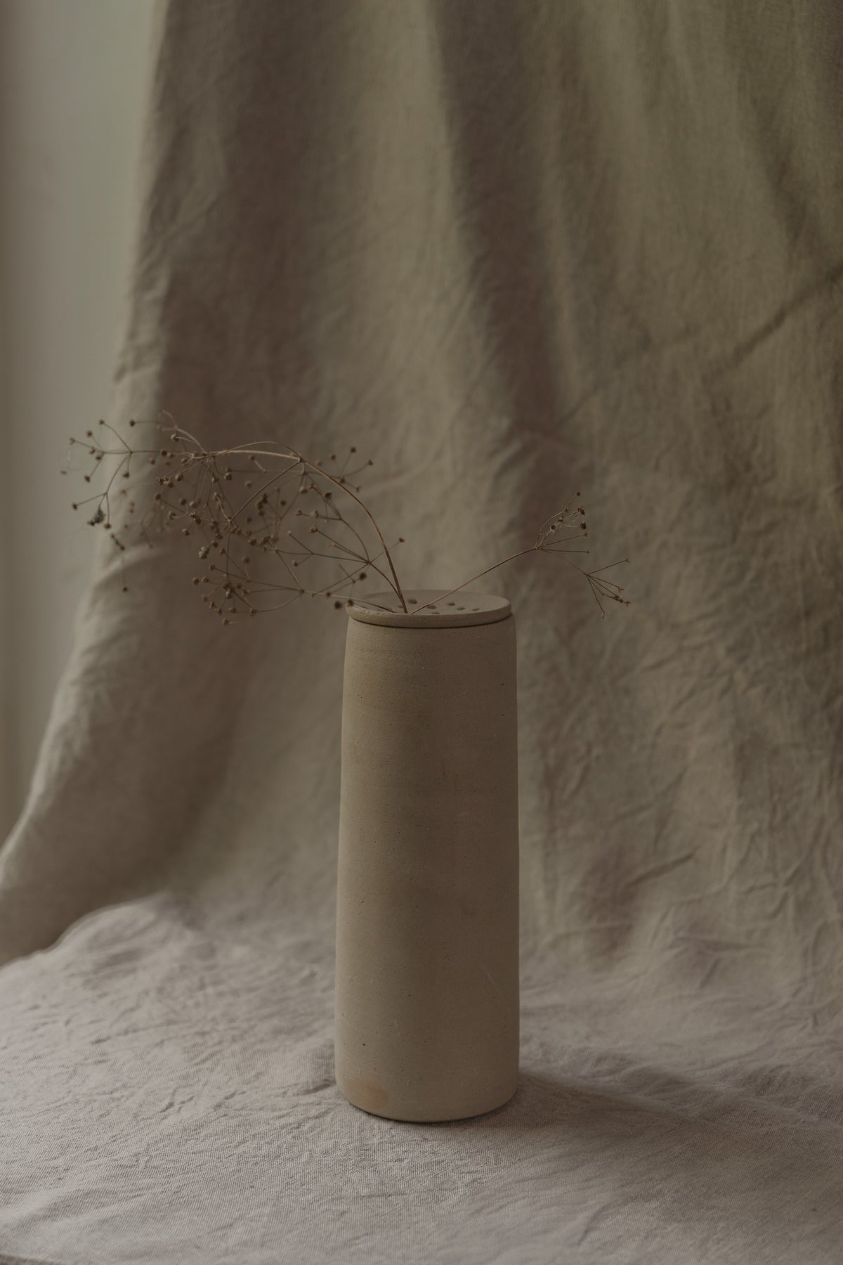 Hoge vaas met losse bloemen steker