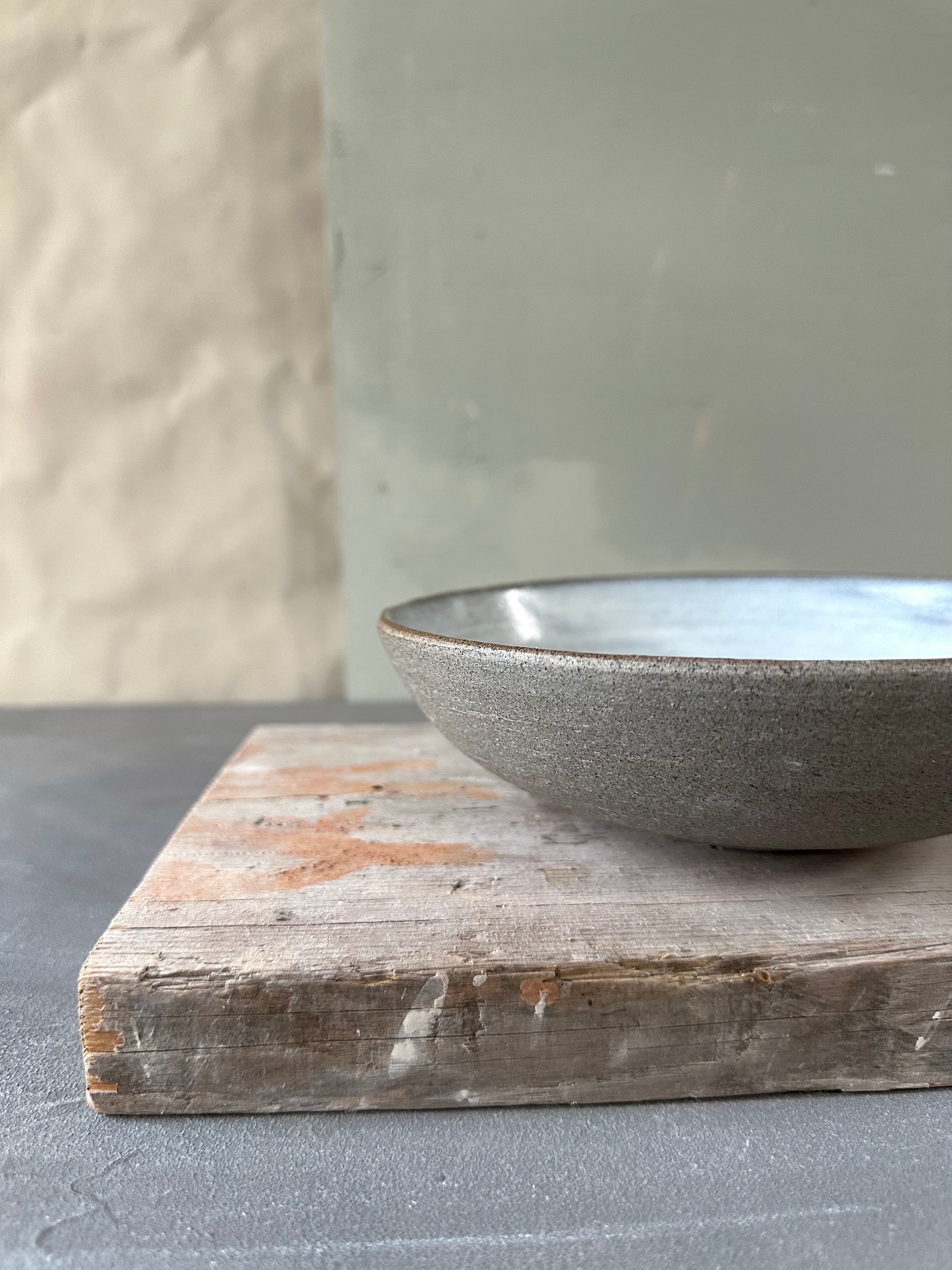 set van grijs steengoed servies voorzien van natuurlijk glazuur