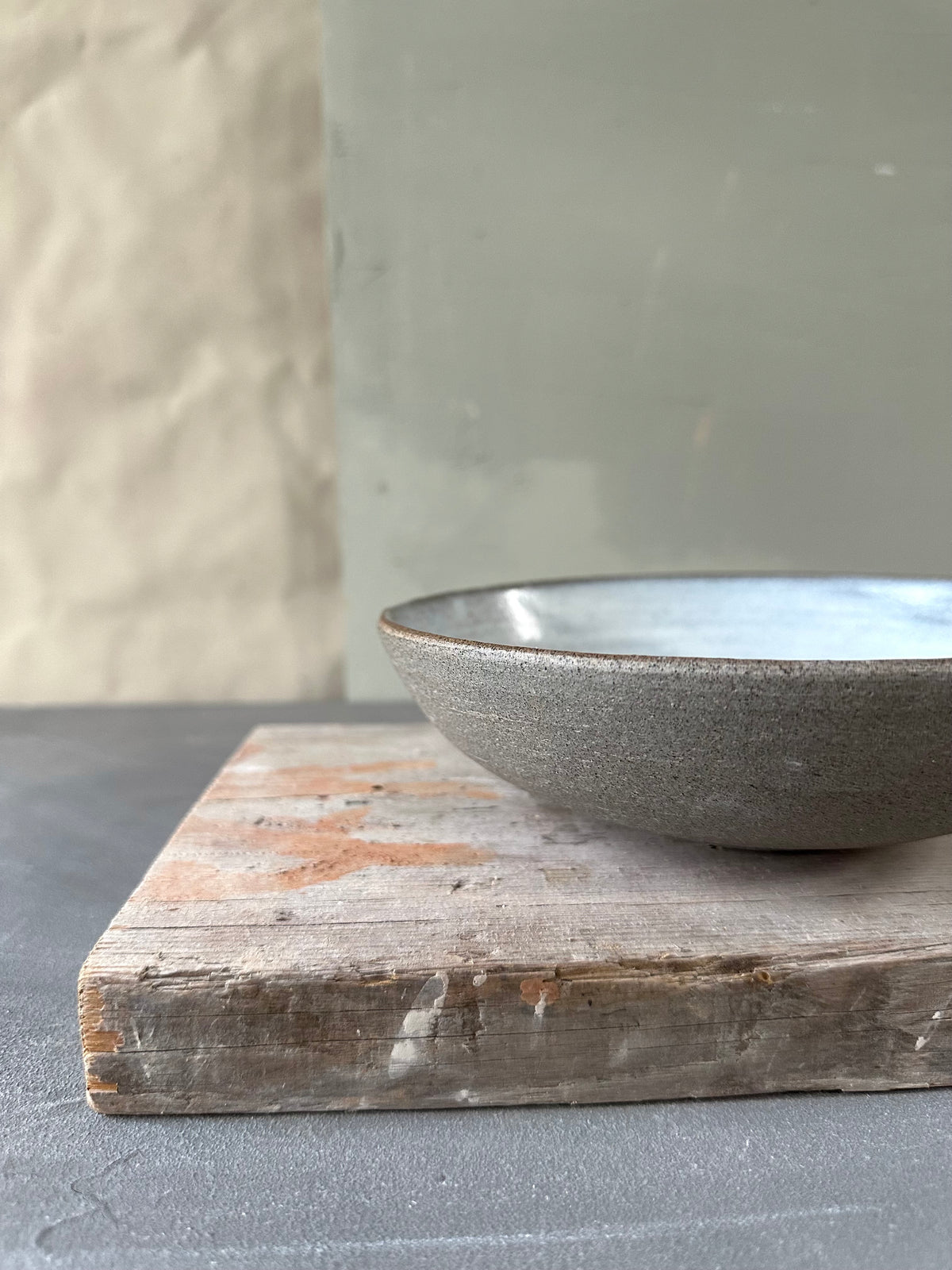 set van grijs steengoed servies voorzien van natuurlijk glazuur