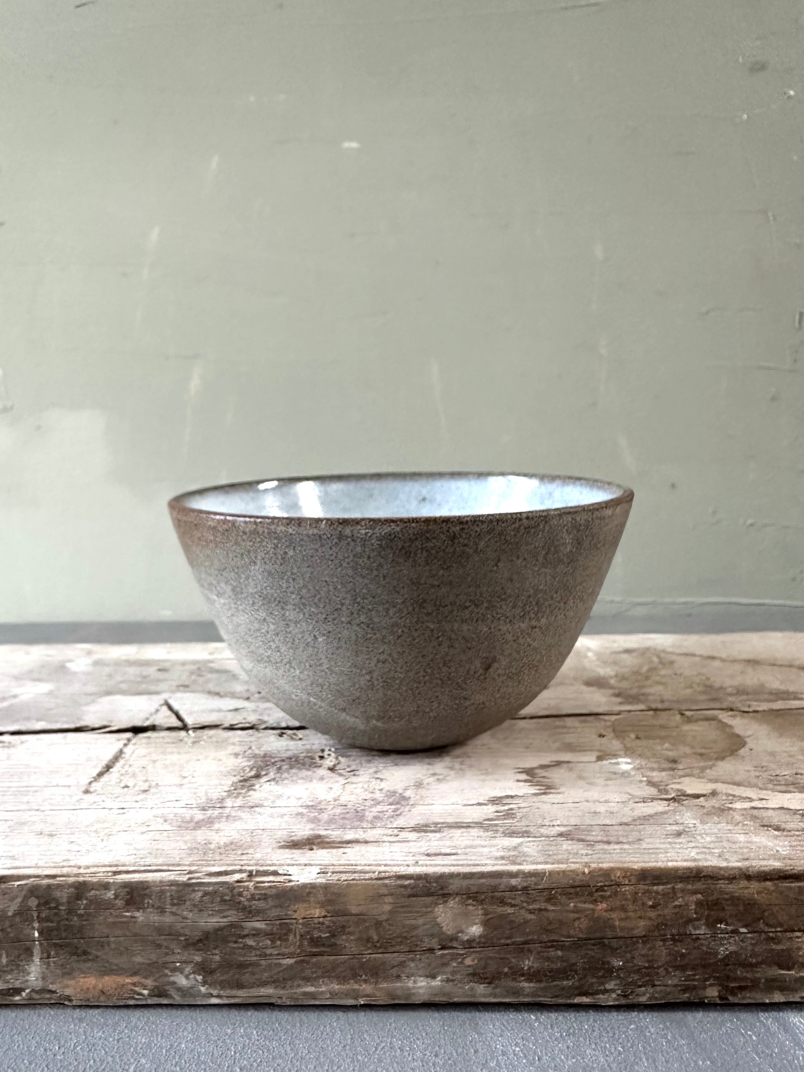 set van grijs steengoed servies voorzien van natuurlijk glazuur