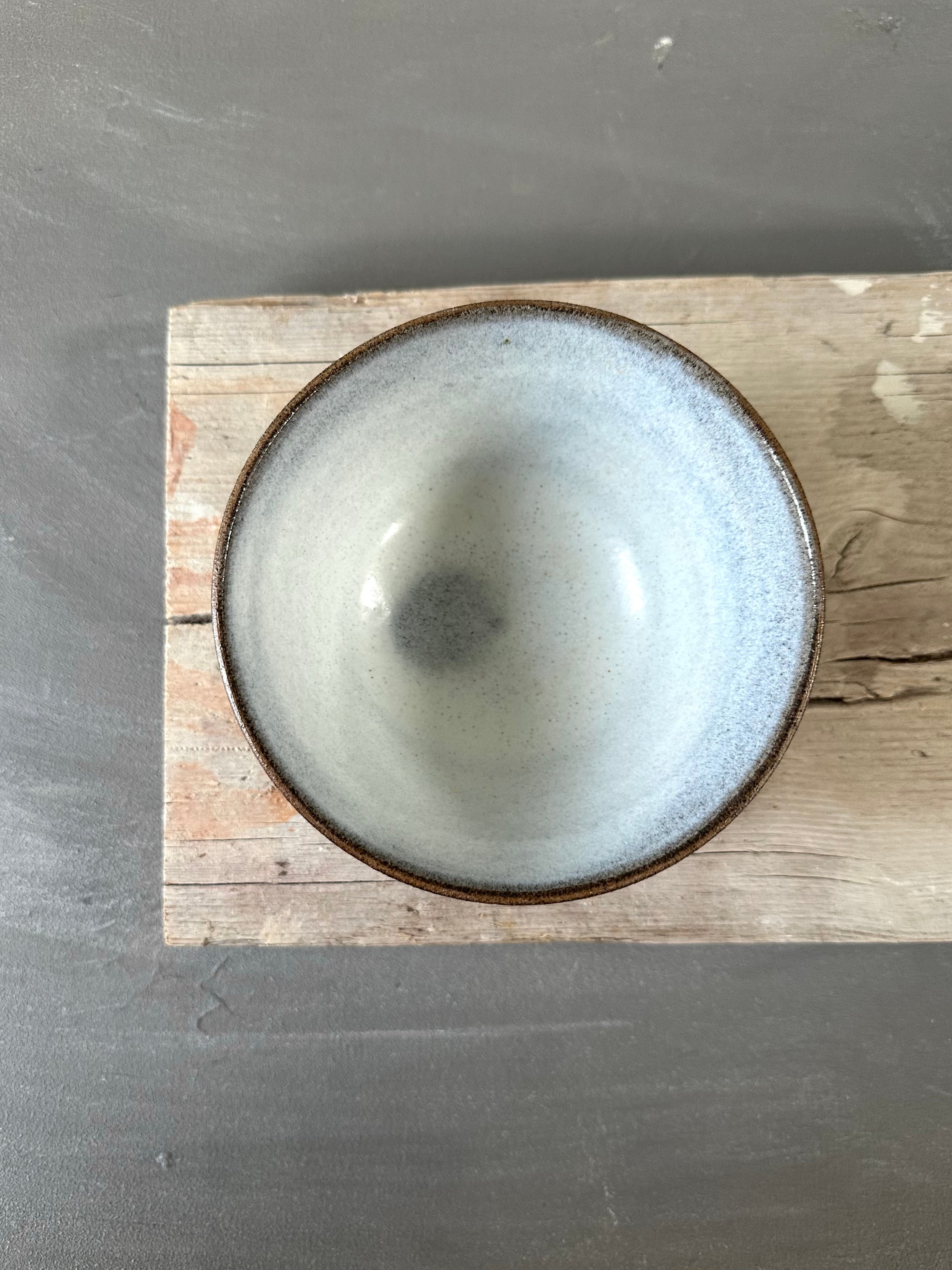 set van grijs steengoed servies voorzien van natuurlijk glazuur