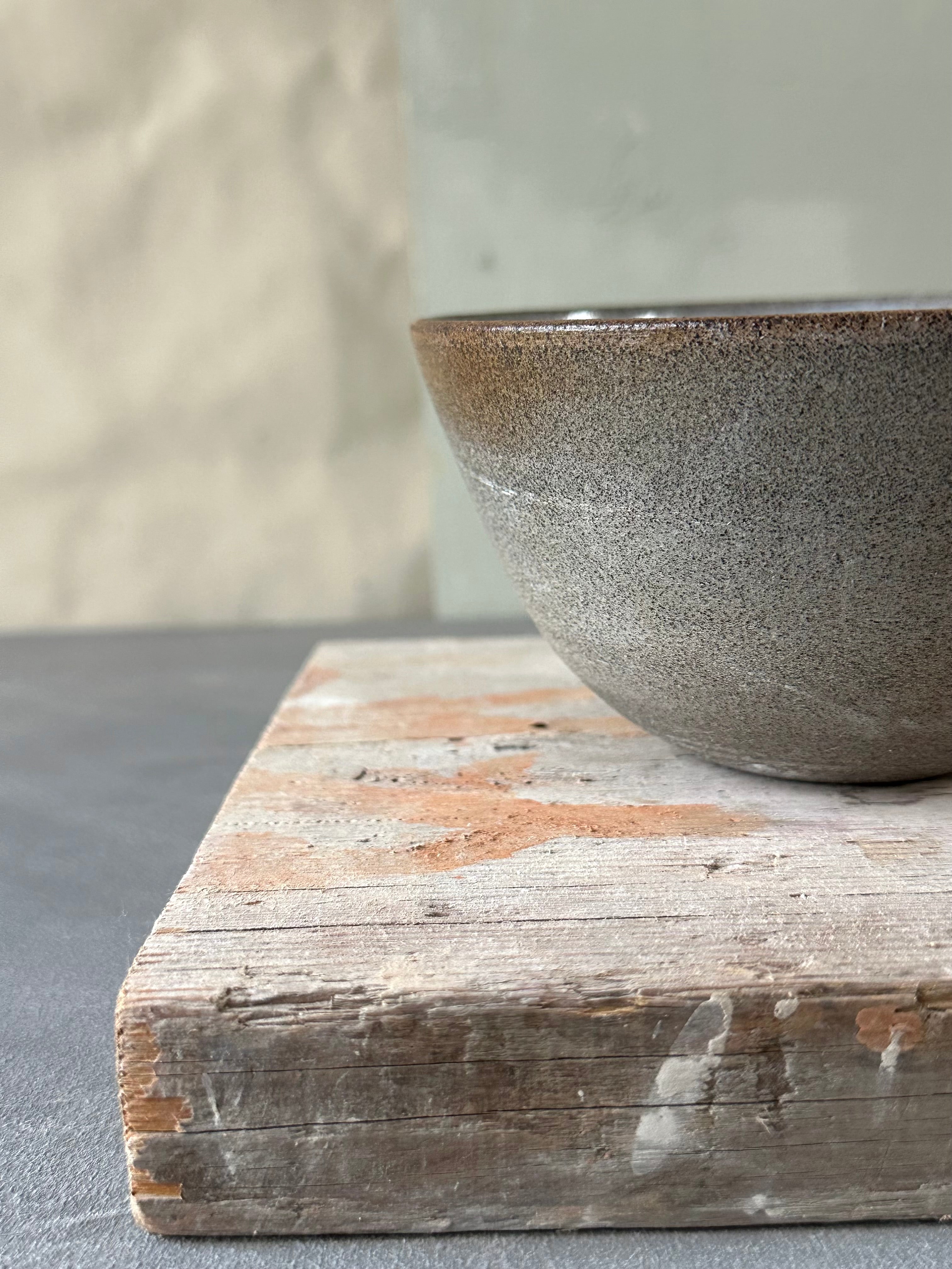 set van grijs steengoed servies voorzien van natuurlijk glazuur