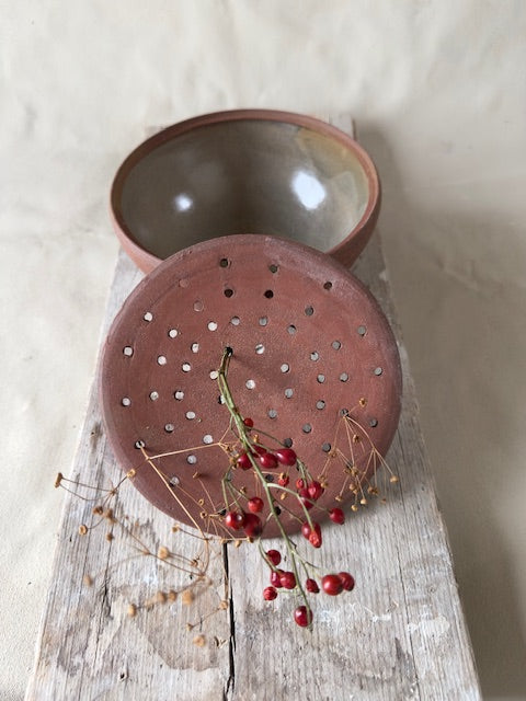 Terra schaaltje met bloemsteker