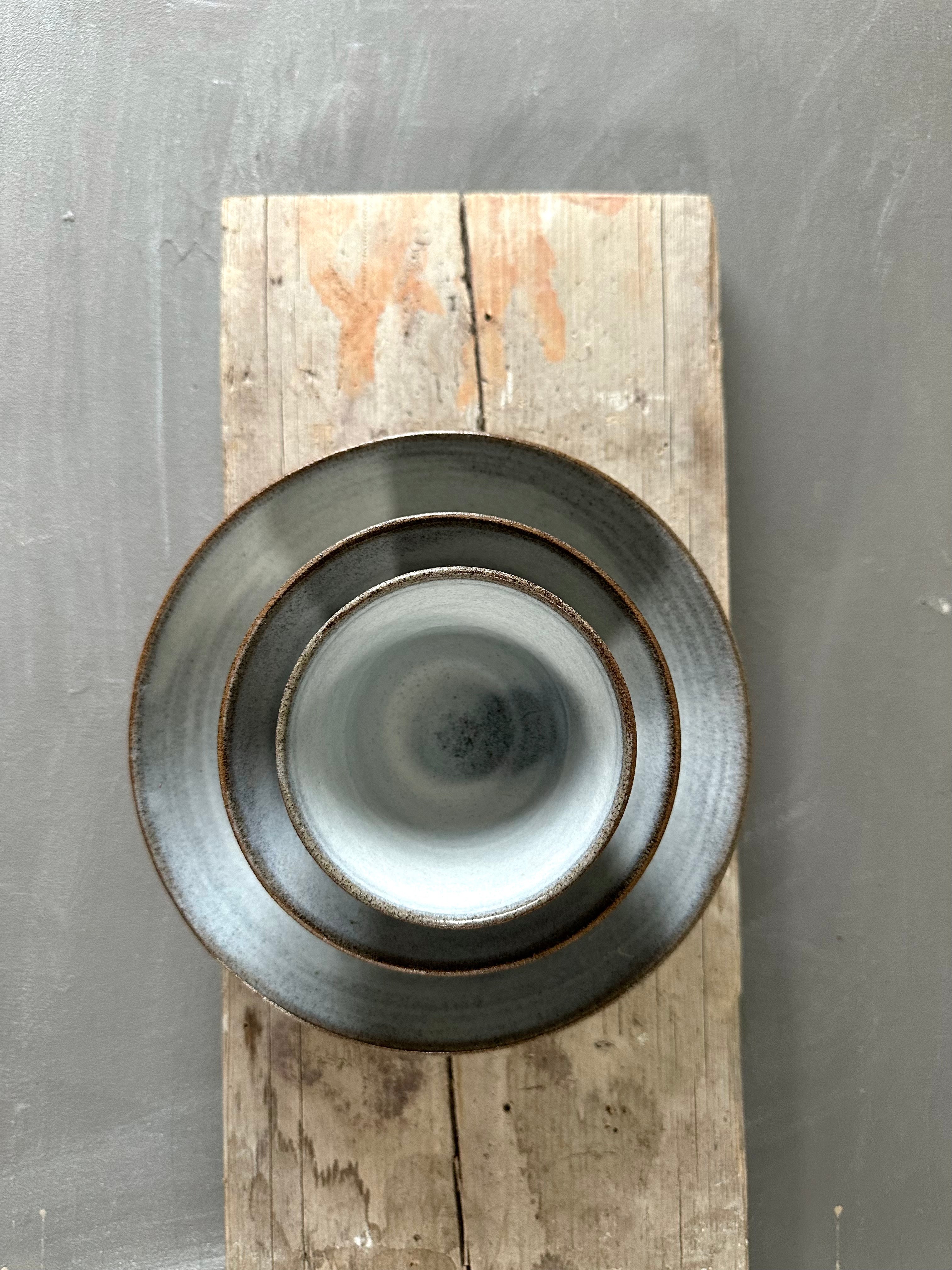 set van grijs steengoed servies voorzien van natuurlijk glazuur