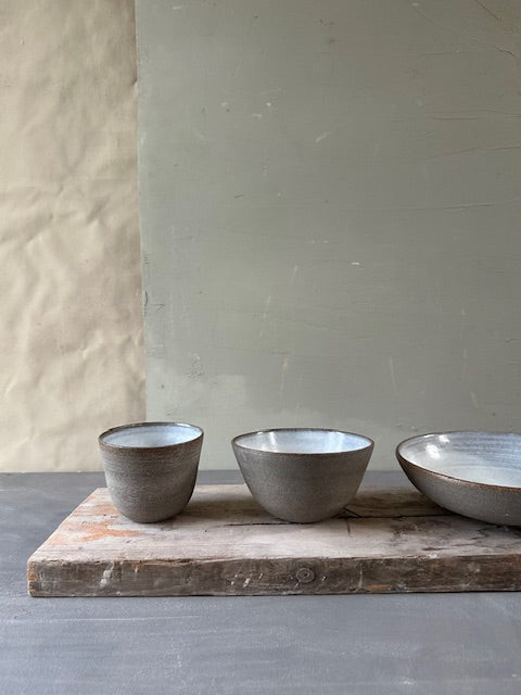 set van grijs steengoed servies voorzien van natuurlijk glazuur