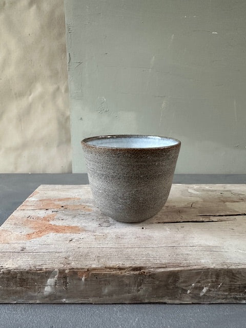 set van grijs steengoed servies voorzien van natuurlijk glazuur