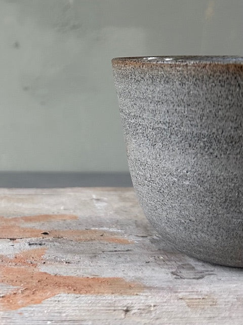 set van grijs steengoed servies voorzien van natuurlijk glazuur