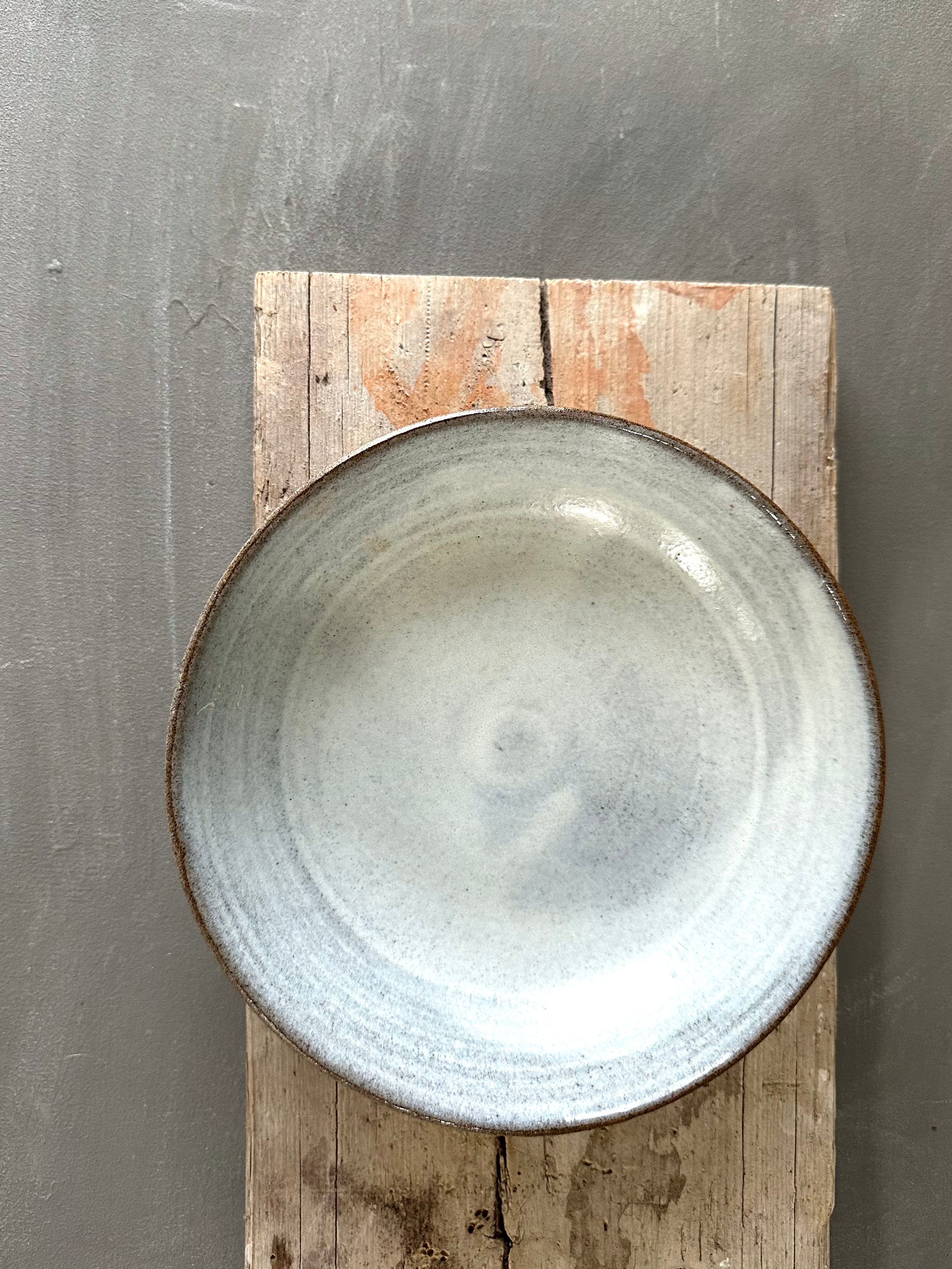 set van grijs steengoed servies voorzien van natuurlijk glazuur