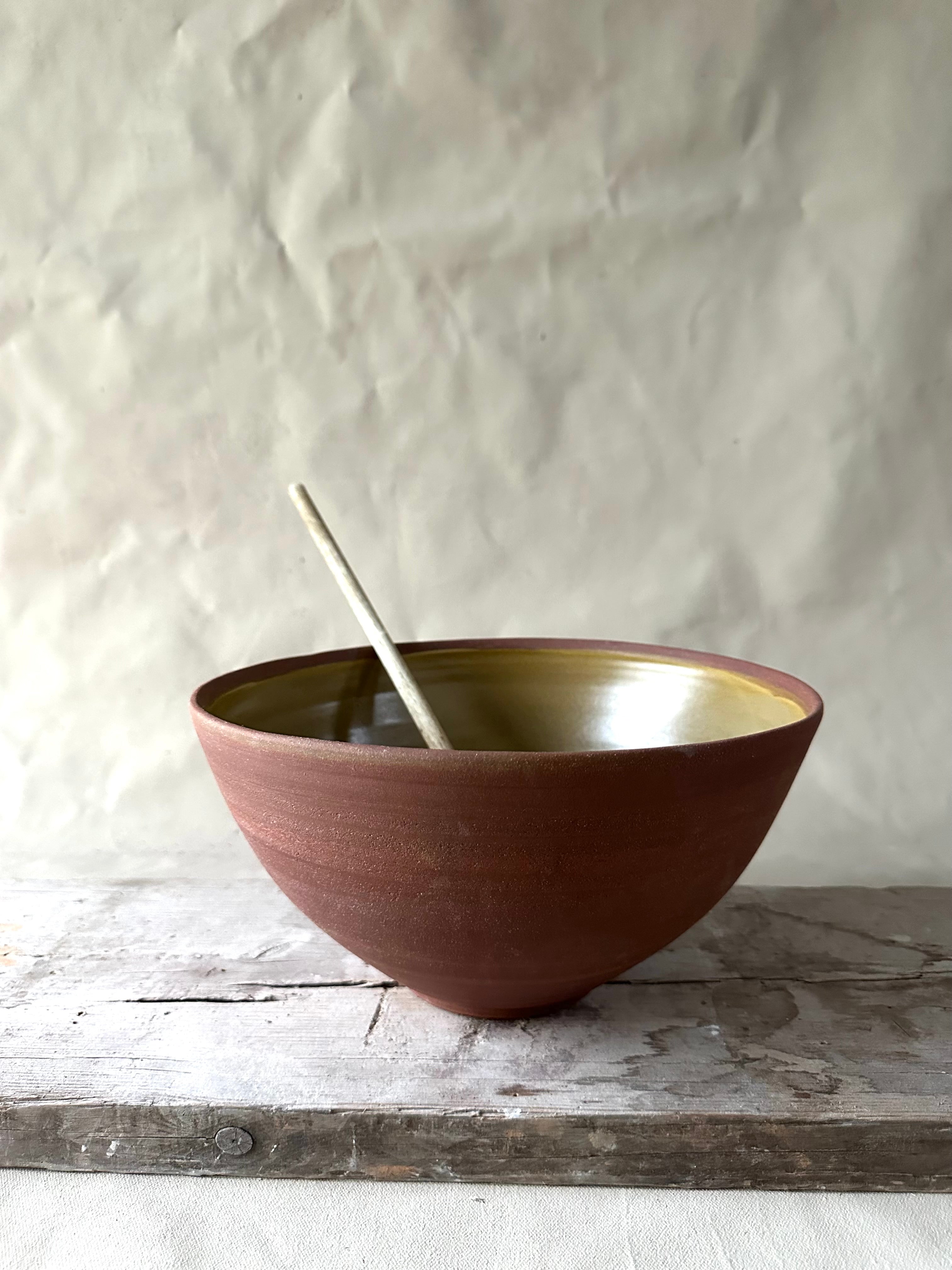 Grote schaal van rode steengoed klei met lokale ijselkleipigmenten