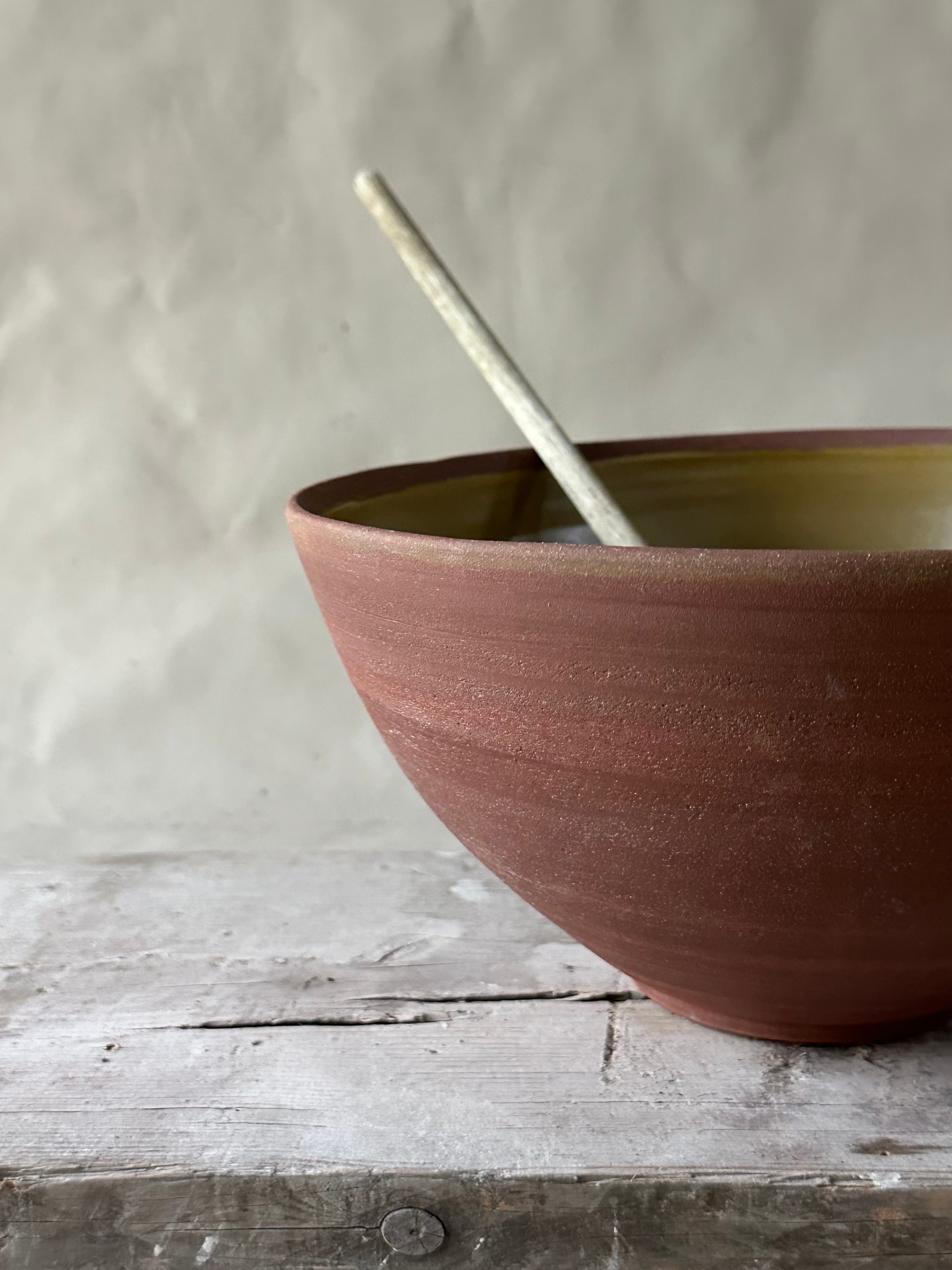 Grote schaal van rode steengoed klei met lokale ijselkleipigmenten