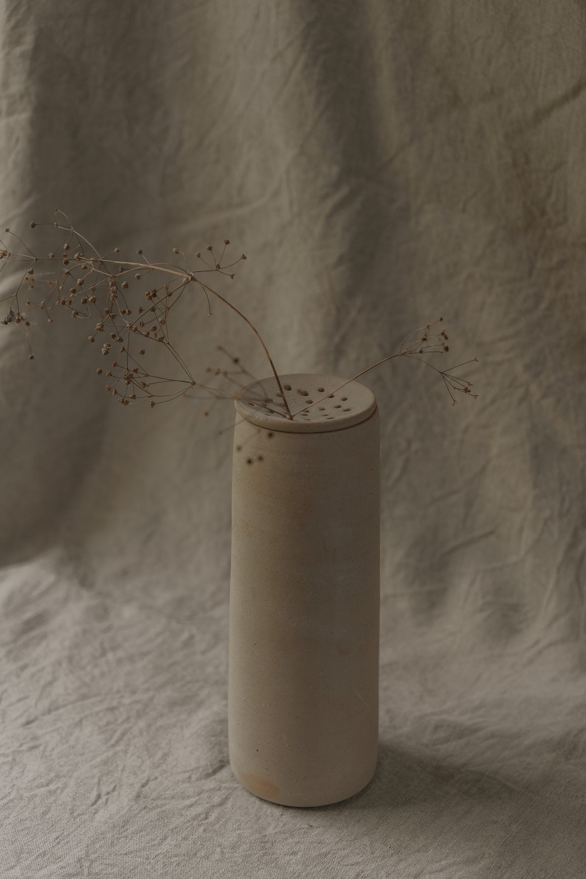 Hoge vaas met losse bloemen steker