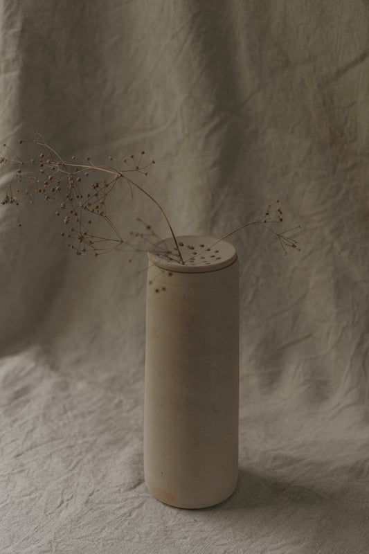 Hoge vaas met losse bloemen steker