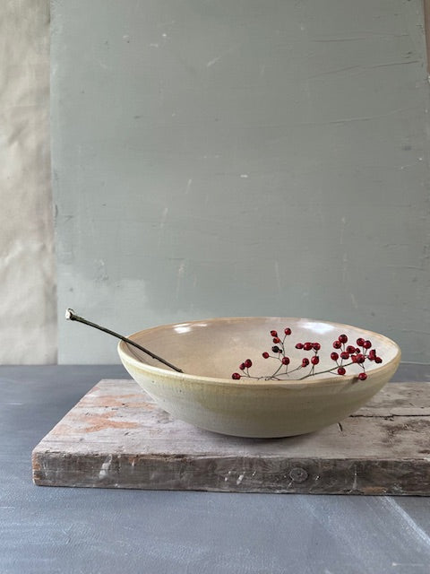 Grote schaal van lichte steengoedklei voorzien van een lokaal glazuur van ijsselkleipigment