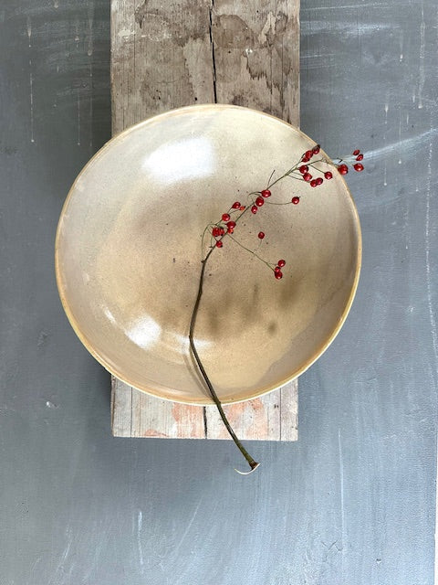 Grote schaal van lichte steengoedklei voorzien van een lokaal glazuur van ijsselkleipigment