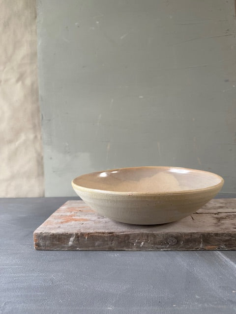 Grote schaal van lichte steengoedklei voorzien van een lokaal glazuur van ijsselkleipigment