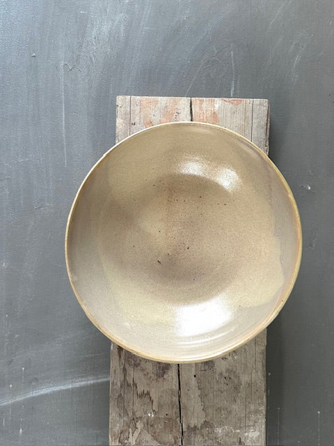 Grote schaal van lichte steengoedklei voorzien van een lokaal glazuur van ijsselkleipigment