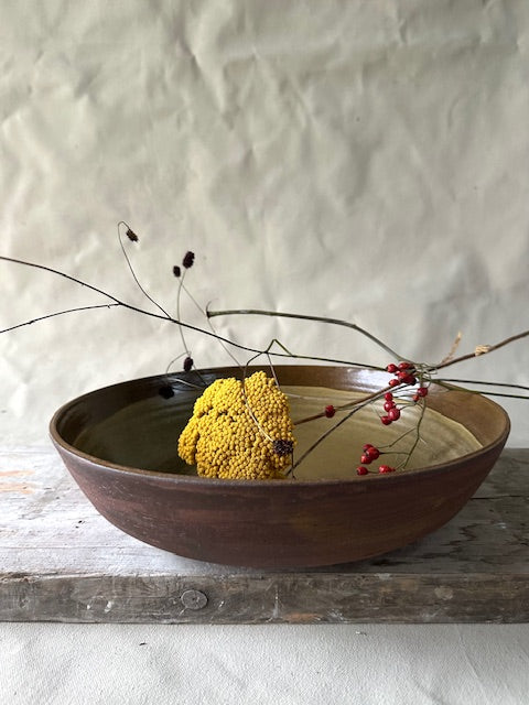 Grote schaal van rode steengoedklei met ijsselpigment glazuur