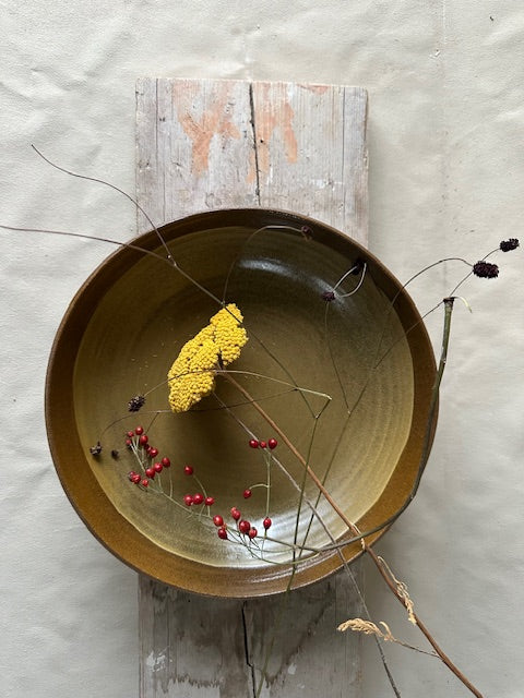 Grote schaal van rode steengoedklei met ijsselpigment glazuur