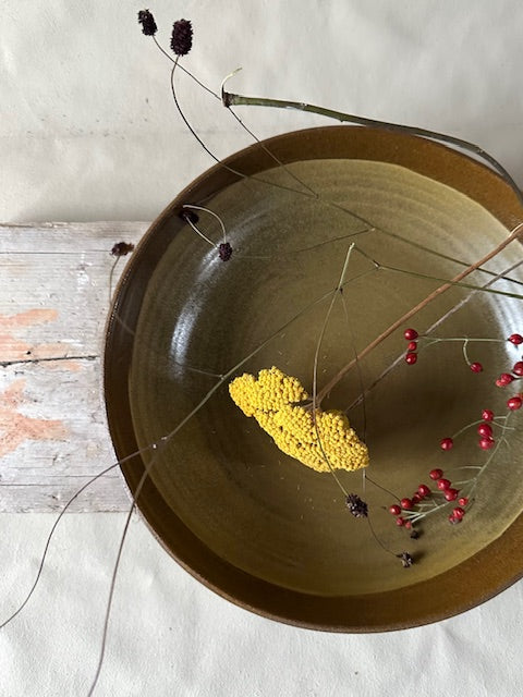 Grote schaal van rode steengoedklei met ijsselpigment glazuur